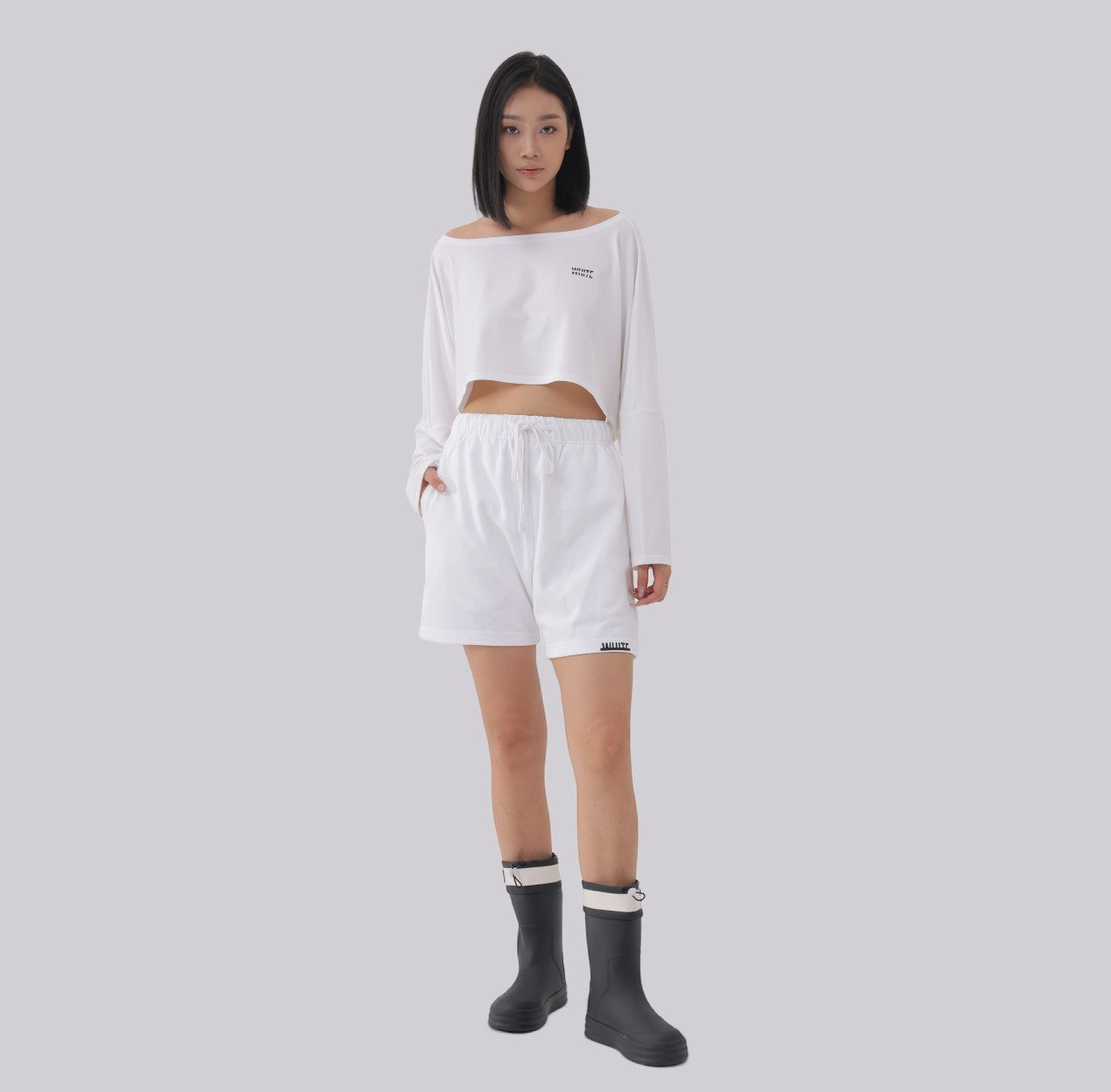 White London Clothing white oversized fit long-sleeved cropped sweatshirt made of 400gsm brushed cotton jersey.