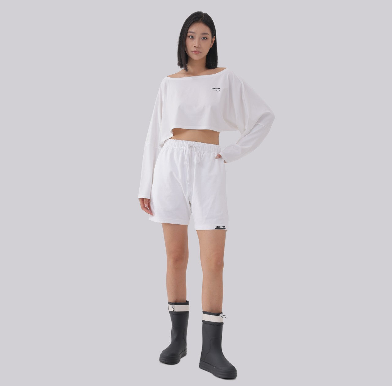 White London Clothing white oversized fit long-sleeved cropped sweatshirt made of 400gsm brushed cotton jersey.