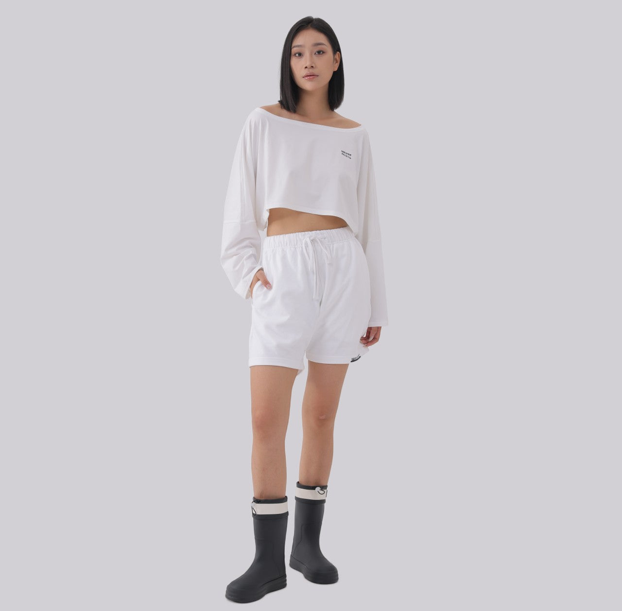 White London Clothing white oversized fit long-sleeved cropped sweatshirt made of cotton jersey with a logo on the chest.